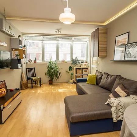 Tsar Guitar Aprt / Metro Station Apartment