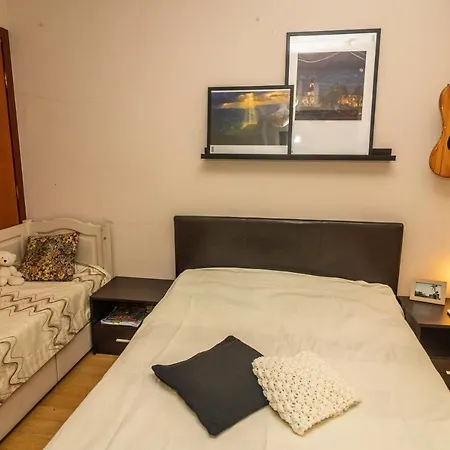 Tsar Guitar Aprt / Metro Station Apartment